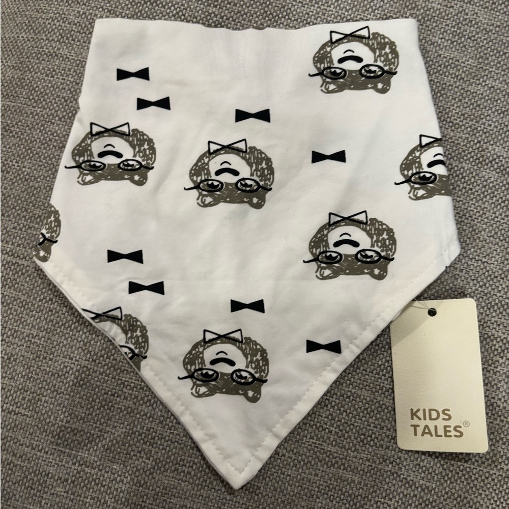 NWT Graphic B&W Bear Bandana Bib